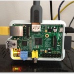 Der Raspberry Pi in einem Case mit angestecktem LAN- und HDMI-Kabel.